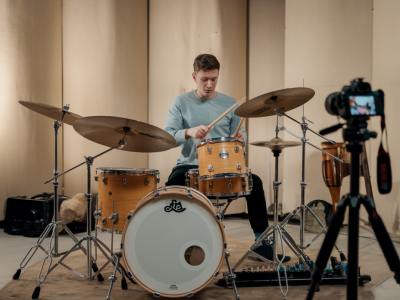 How to craft a modern pop groove by combining ghost notes and syncopated kick patterns