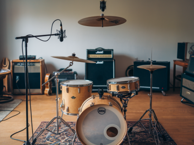 What exact mic choices and placement I use to recreate a 'roomy' 1970s drum sound in a small home studio